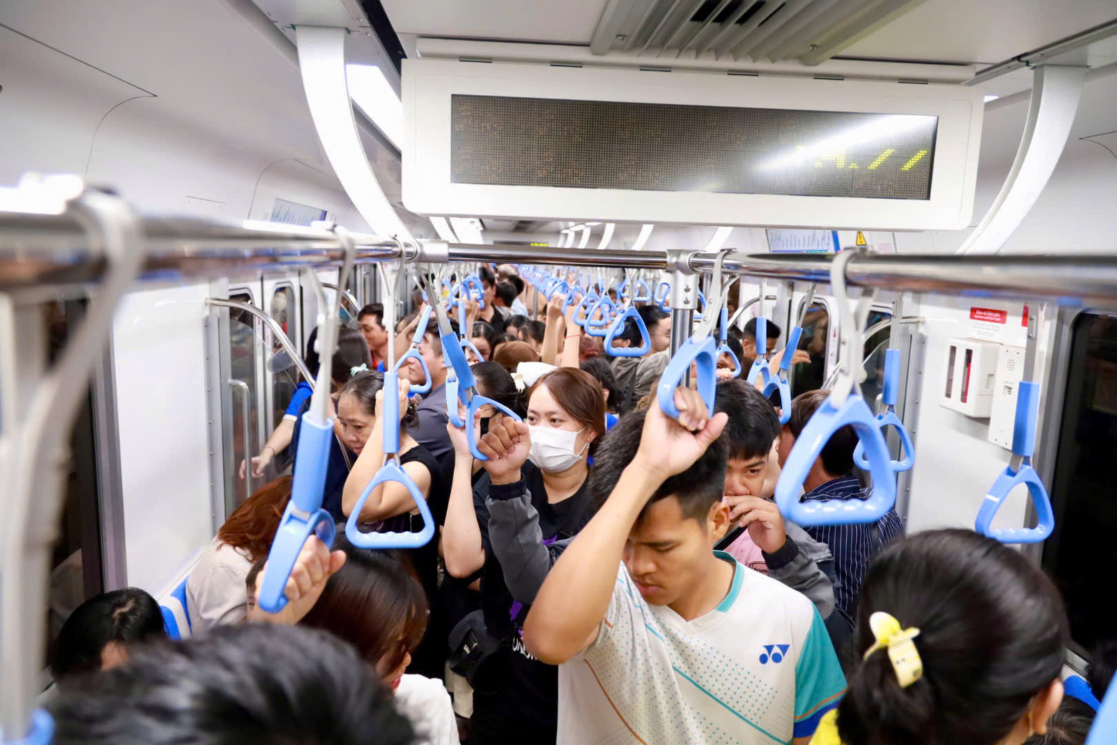 Ga metro Bến Thành rộn ràng như “lễ hội cuối tuần” trong đêm 13-4- Ảnh 4.