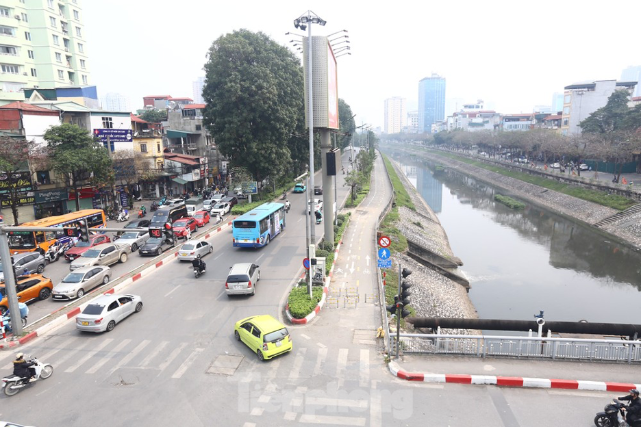 Đường Hà Nội dành riêng cho xe đạp và người đi bộ nhếch nhác, vắng tanh- Ảnh 1.