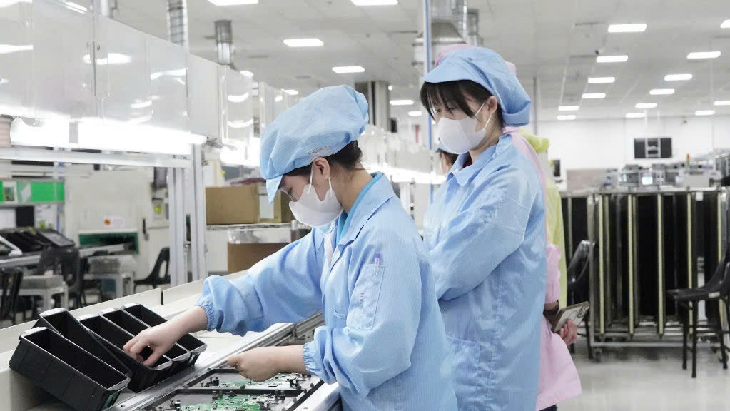 Năm 2025, C&ocirc;ng ty TNHH TCL (KCN VSIP II mở rộng, huyện Bắc T&acirc;n Uy&ecirc;n, tỉnh B&igrave;nh Dương) tiếp tục mở rộng quy m&ocirc; sản xuất nhờ đơn h&agrave;ng tăng 30%. Ảnh: THANH THẢO