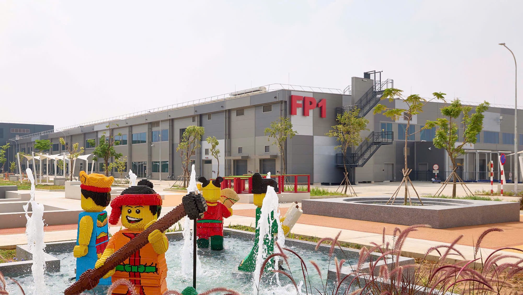 Nh&agrave; m&aacute;y của Tập đo&agrave;n LEGO tại KCN VSIP III - B&igrave;nh Dương với vốn đầu tư 1,3 tỉ USD vừa kh&aacute;nh th&agrave;nh đưa v&agrave;o hoạt động. Ảnh: THANH THẢO