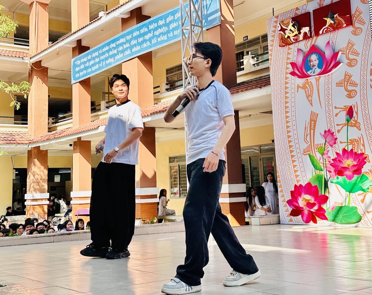 "S&acirc;n khấu học đường" ch&agrave;o mừng 50 năm giải ph&oacute;ng miền Nam, thống nhất đất nước- Ảnh 4.