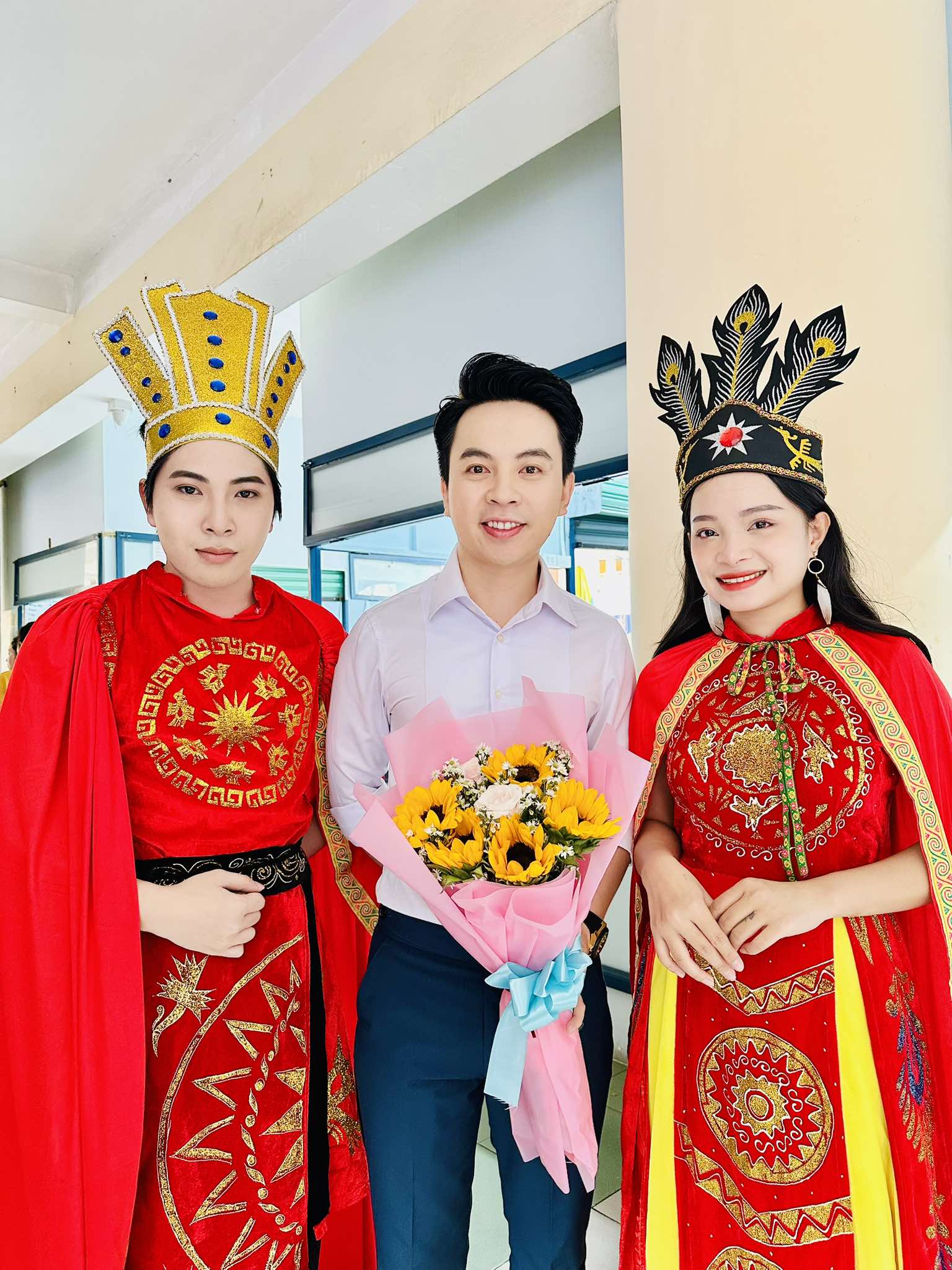 "S&acirc;n khấu học đường" ch&agrave;o mừng 50 năm giải ph&oacute;ng miền Nam, thống nhất đất nước- Ảnh 1.