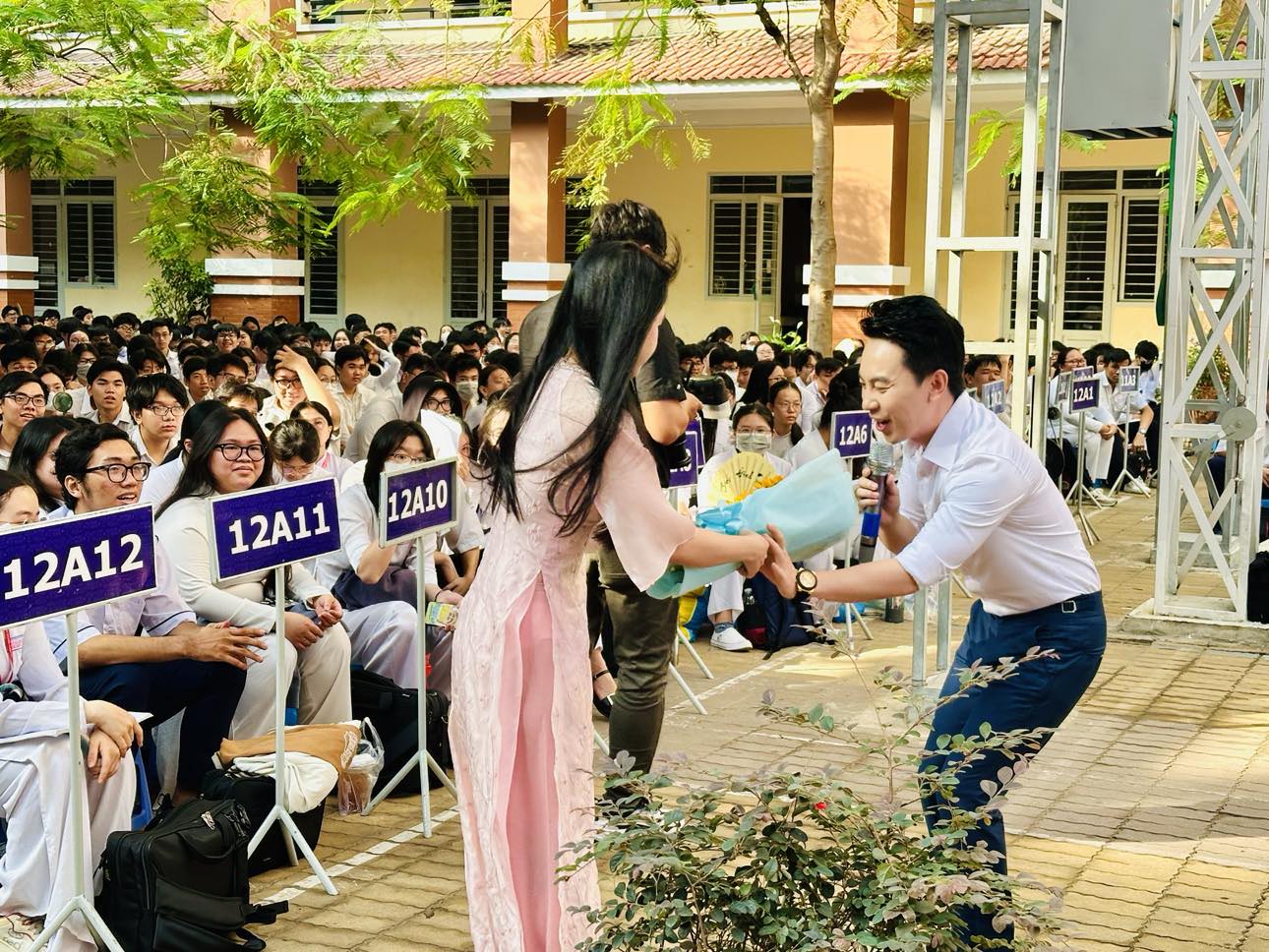 "S&acirc;n khấu học đường" ch&agrave;o mừng 50 năm giải ph&oacute;ng miền Nam, thống nhất đất nước- Ảnh 6.