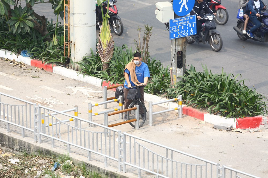 Đường Hà Nội dành riêng cho xe đạp và người đi bộ nhếch nhác, vắng tanh- Ảnh 5.