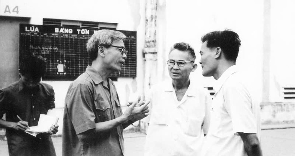 Tháng 2-1976, ông Võ Văn Kiệt đi kiểm tra hoạt động của một số nhà máy và cửa hàng lương thực tại thành phố. Ảnh: TƯ LIỆU