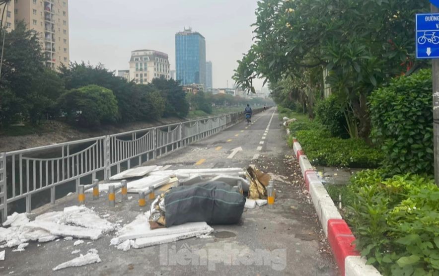 Đường Hà Nội dành riêng cho xe đạp và người đi bộ nhếch nhác, vắng tanh- Ảnh 6.