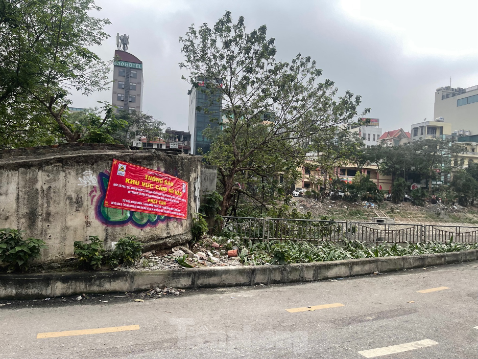 Đường Hà Nội dành riêng cho xe đạp và người đi bộ nhếch nhác, vắng tanh- Ảnh 7.