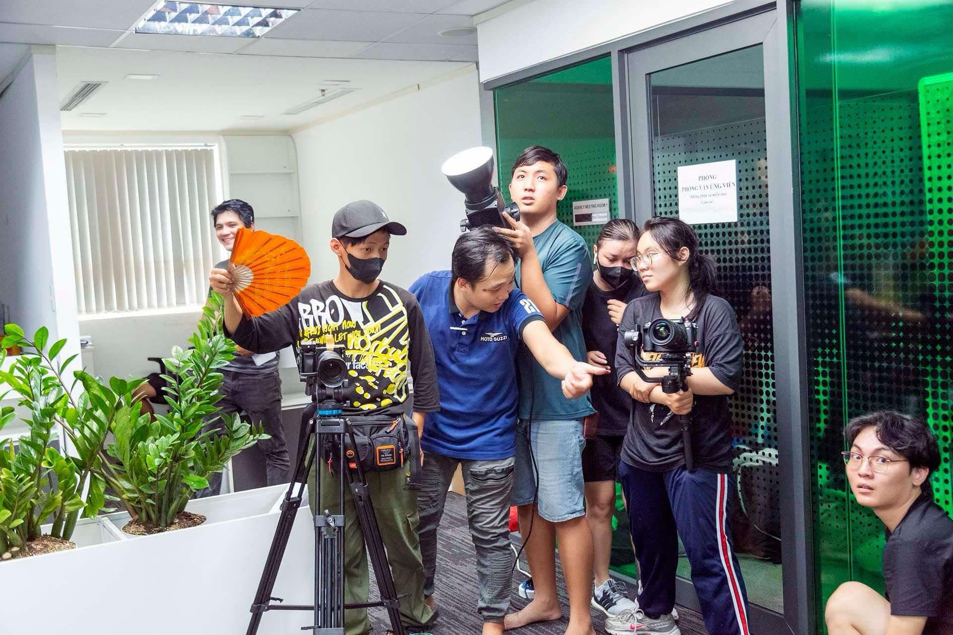 Đạo diễn Quốc Thảo d&acirc;ng tr&agrave;o cảm x&uacute;c sau vở "Một tr&aacute;i tim kh&ocirc;"- Ảnh 5.