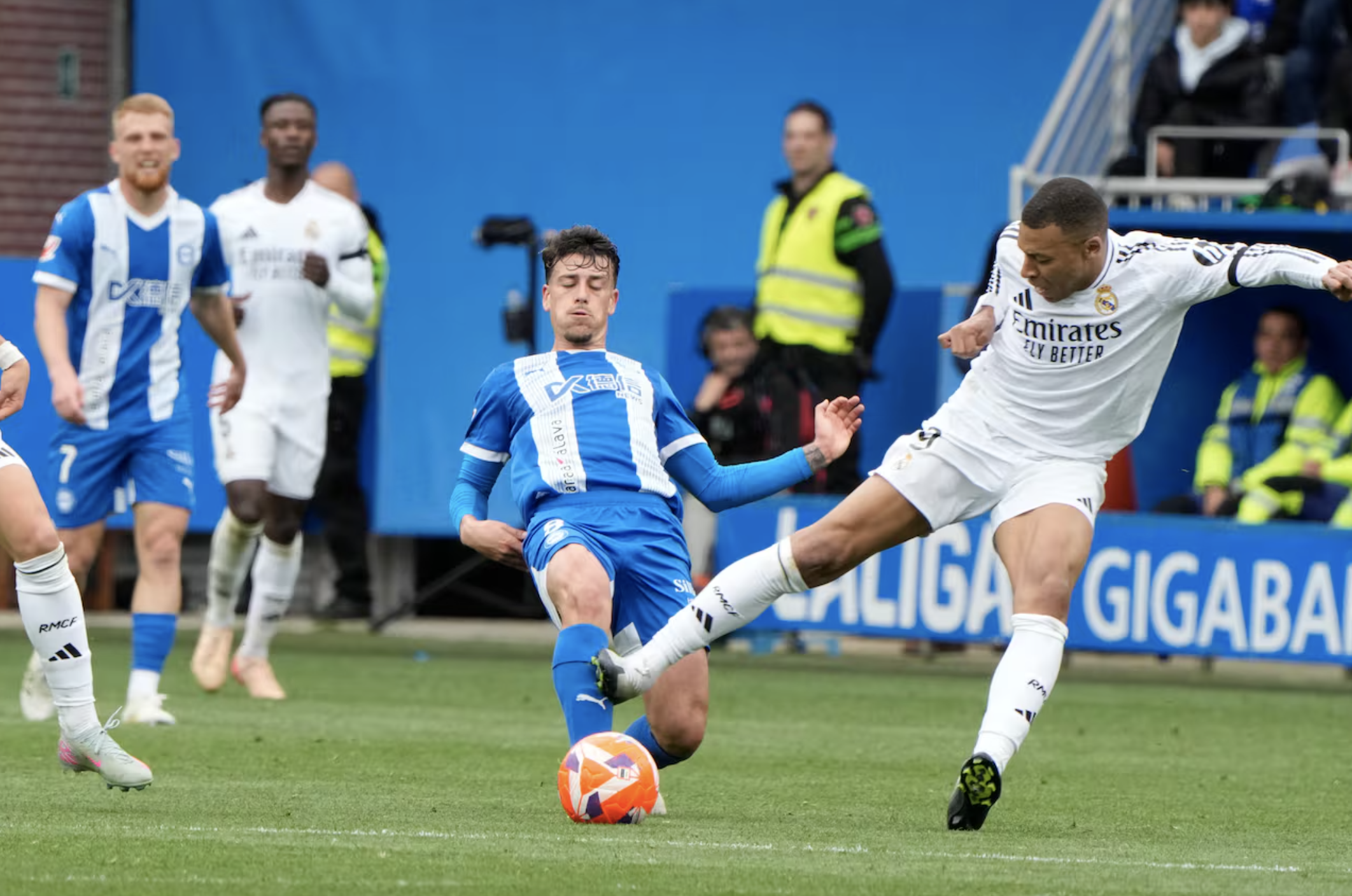 Mbappe nhận thẻ đỏ, Real Madrid thót tim chờ án phạt nặng - Ảnh 3.
