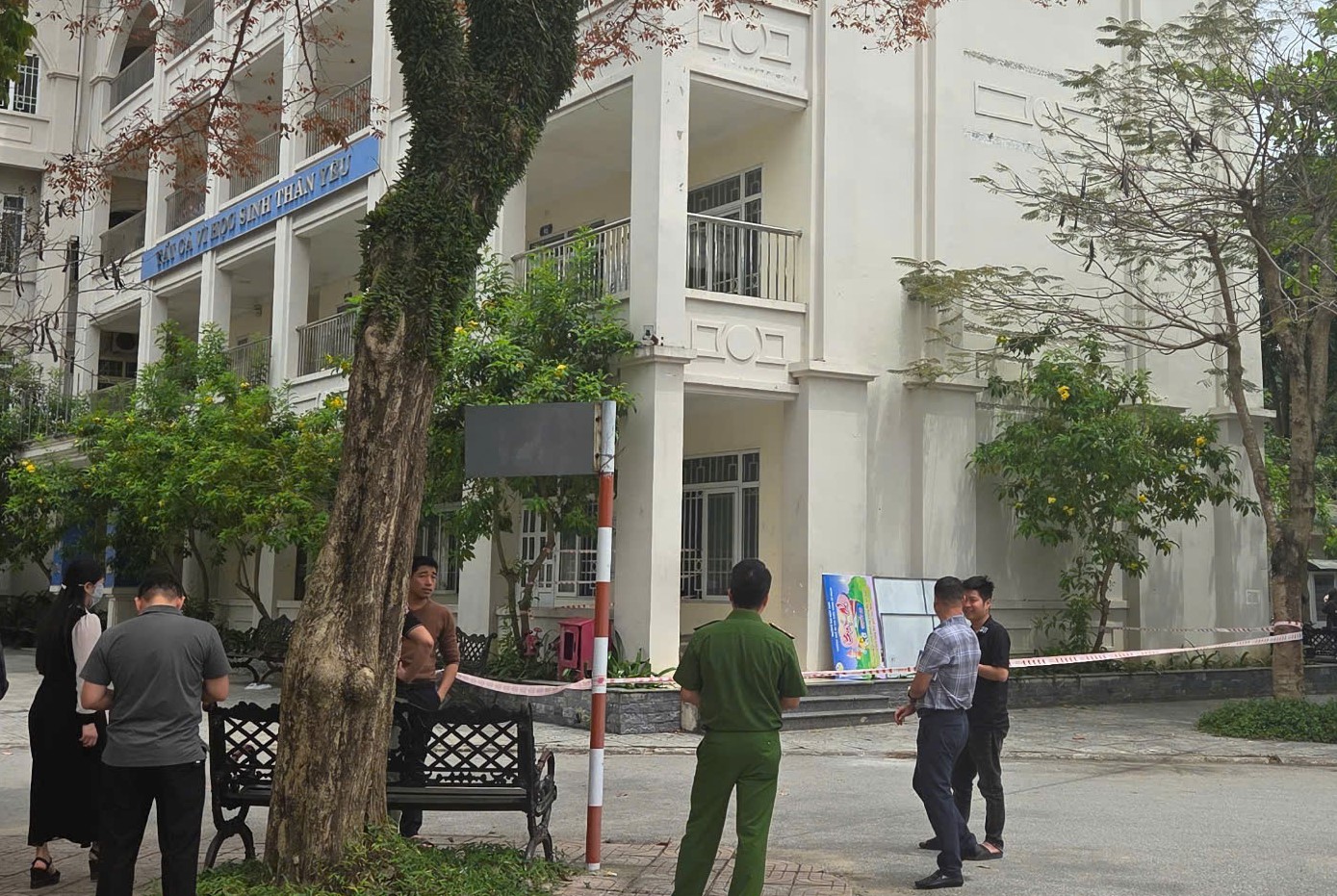 Vụ sập lan can trường học, 3 nữ sinh bị thương: C&ocirc;ng an v&agrave;o cuộc- Ảnh 1.