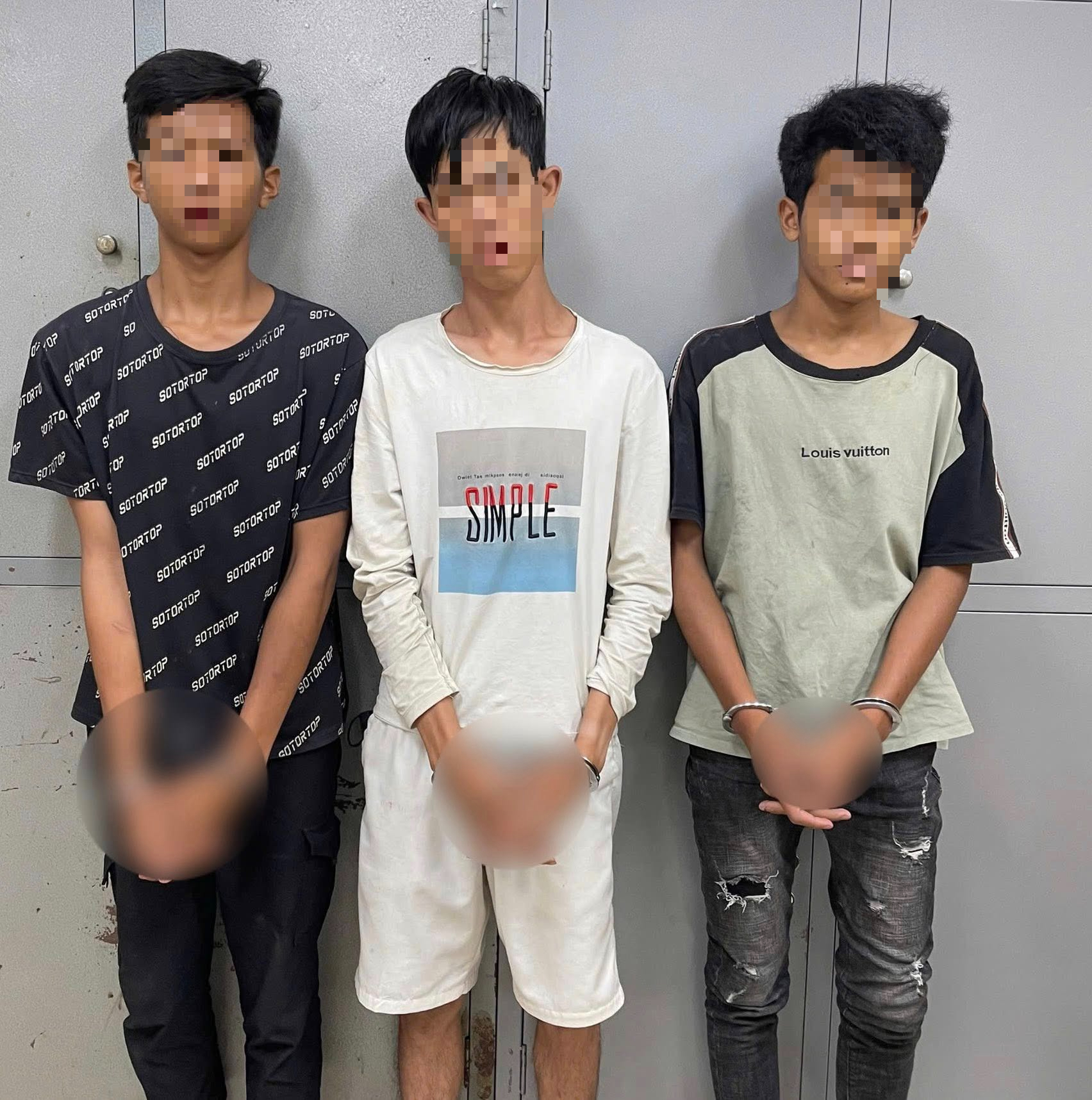 Lợi dụng đêm tối, 3 đối tượng cướp tài sản của người phụ nữ 53 tuổi- Ảnh 1.