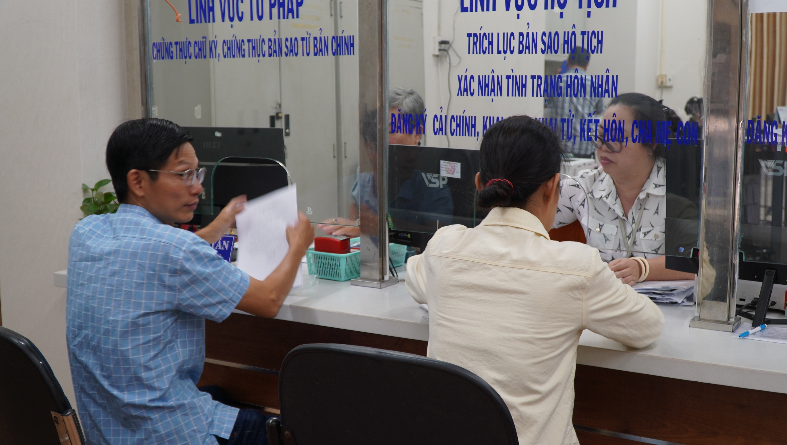 “TP HCM – THÀNH PHỐ VÌ NHÂN DÂN”:
Bước ngoặt trong cải cách hành chính để phục vụ người dân tốt hơn- Ảnh 3.