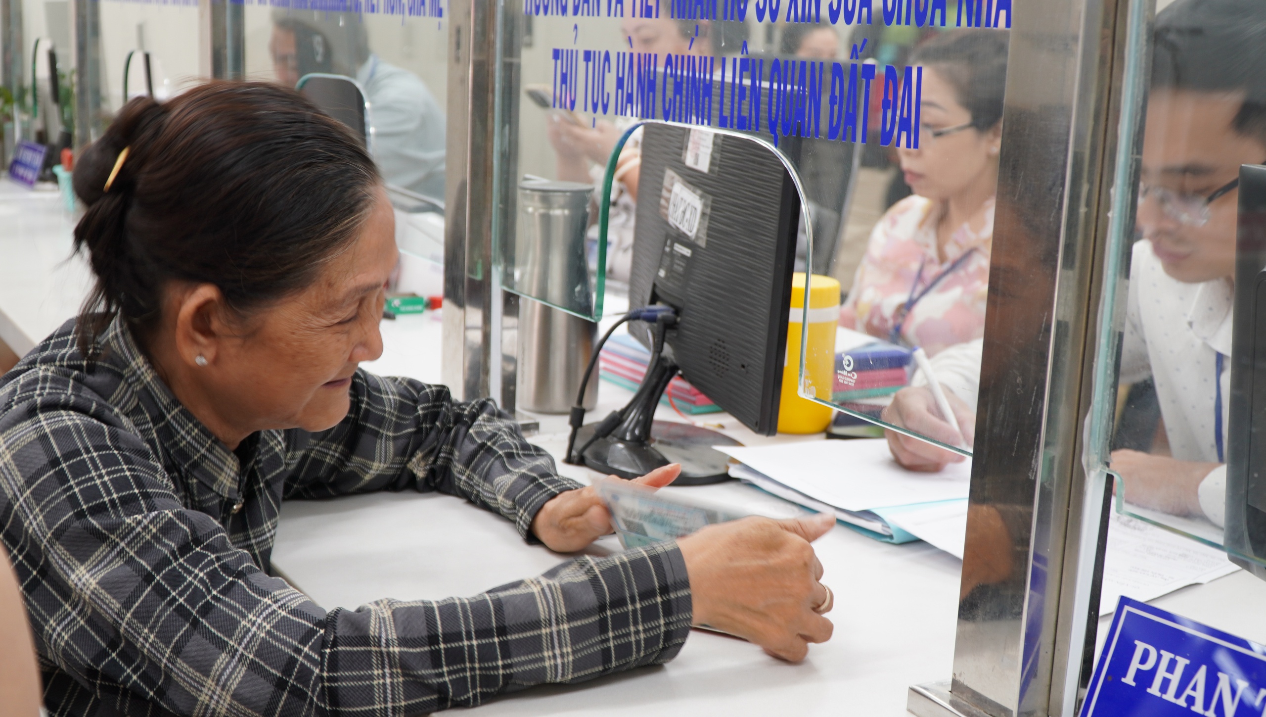 “TP HCM – THÀNH PHỐ VÌ NHÂN DÂN”:
Bước ngoặt trong cải cách hành chính để phục vụ người dân tốt hơn- Ảnh 4.