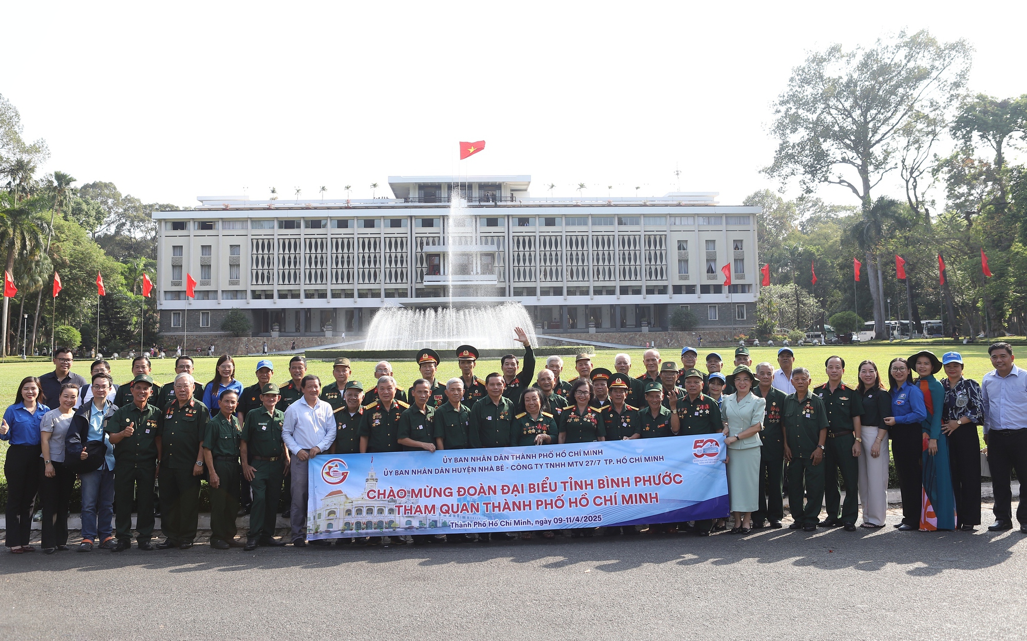 Du lịch TP HCM nhộn nhịp chưa từng thấy, vé máy bay cũng "nóng" từng ngày