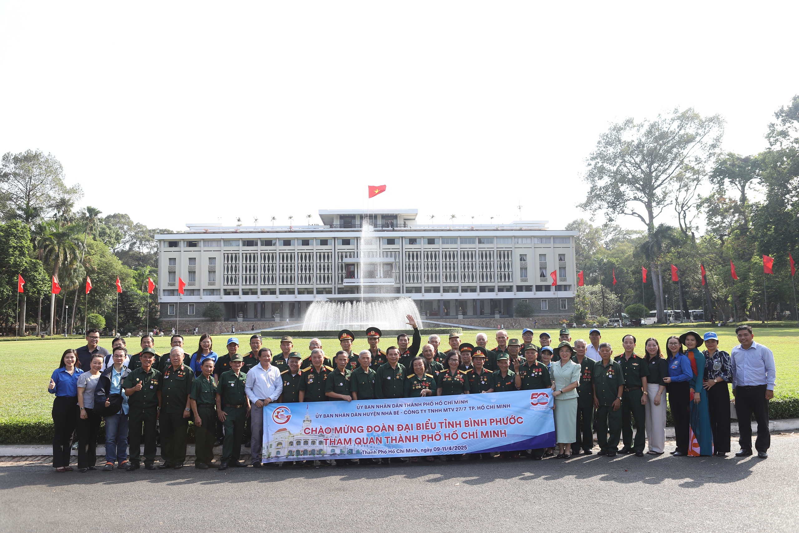 Du lịch TP HCM nhộn nhịp chưa từng thấy, v&eacute; m&aacute;y bay cũng "n&oacute;ng" từng ng&agrave;y- Ảnh 4.