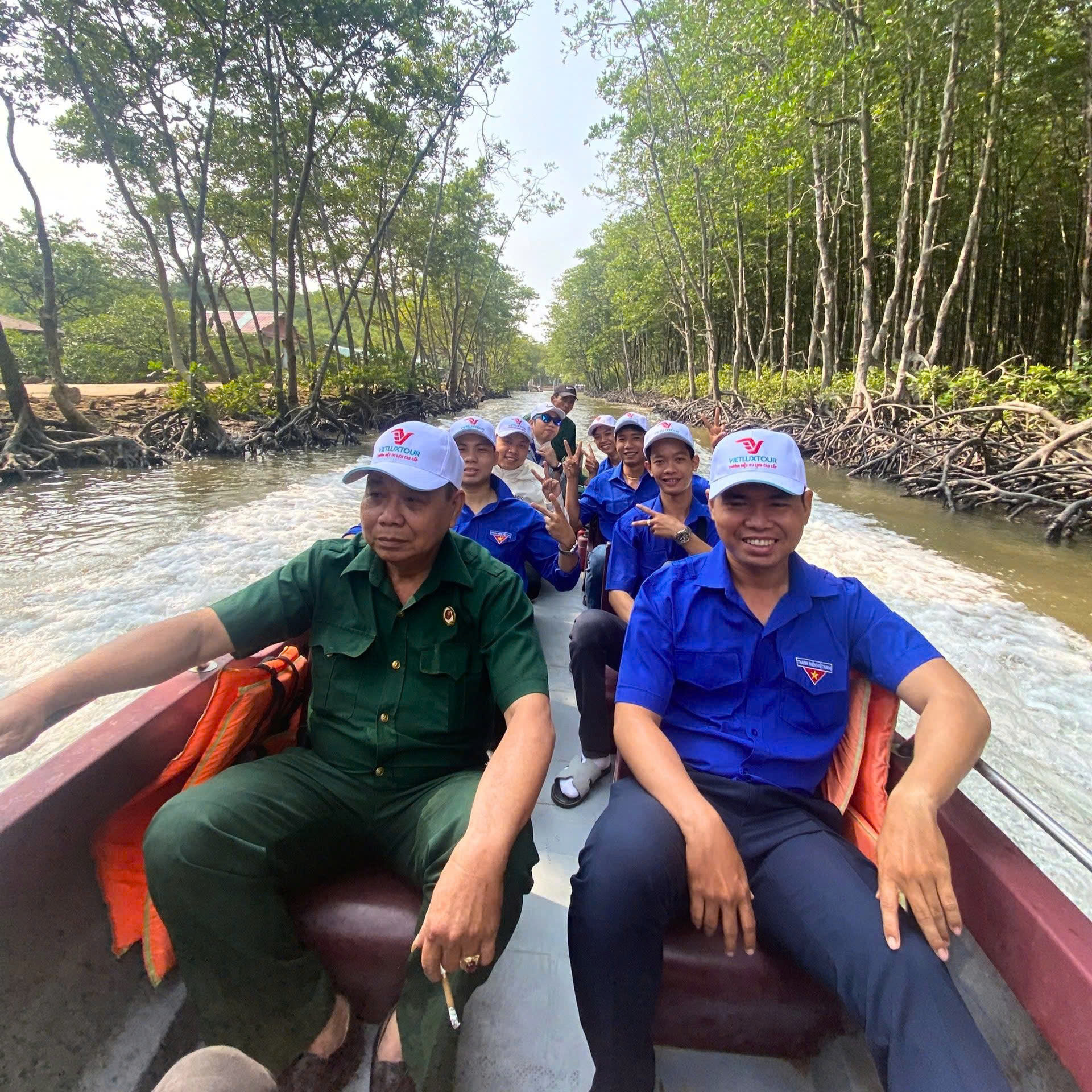 Du lịch TP HCM nhộn nhịp chưa từng thấy, v&eacute; m&aacute;y bay cũng "n&oacute;ng" từng ng&agrave;y- Ảnh 3.