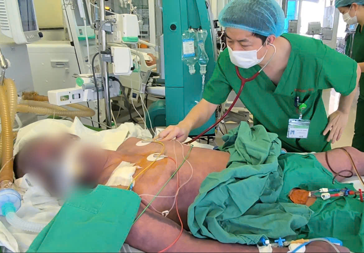 Sau bữa l&ograve;ng lợn, người đ&agrave;n &ocirc;ng nguy kịch- Ảnh 1.