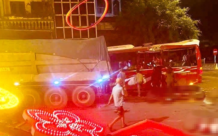 Xe đầu kéo tránh xe đạp lao sang đường tông xe khách, hàng chục người bị thương
