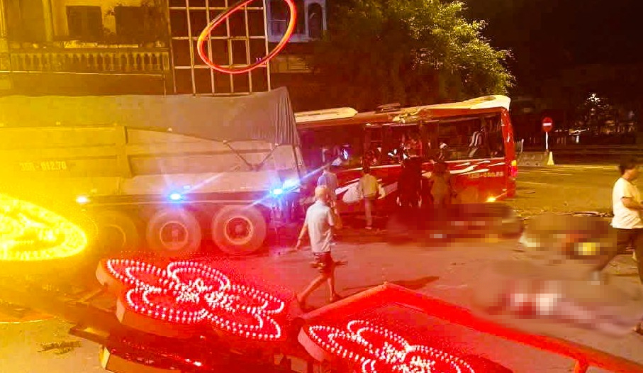 Xe đầu kéo tránh xe đạp lao sang đường tông xe khách, hàng chục người bị thương- Ảnh 1.