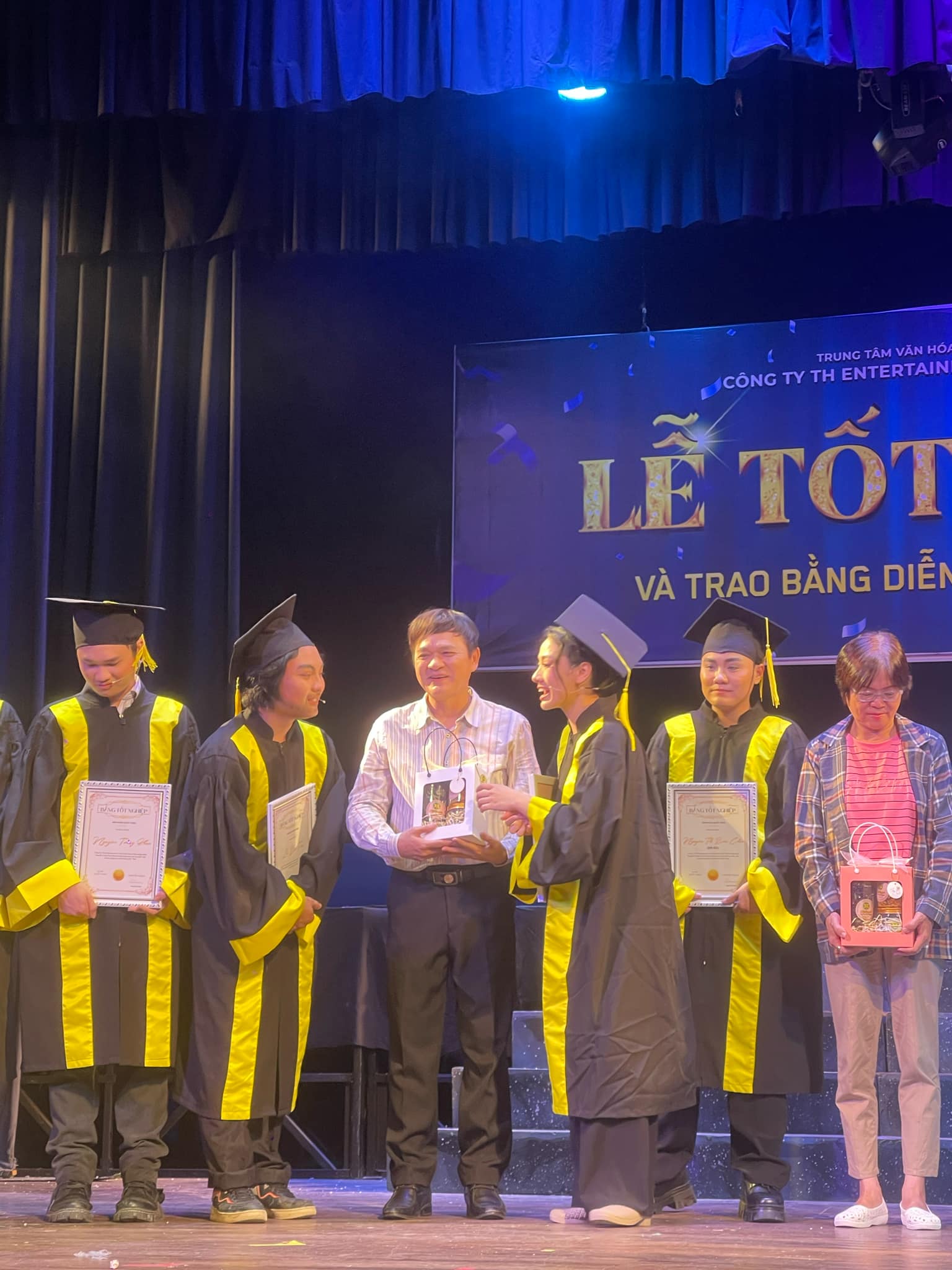 Đạo diễn Quốc Thảo d&acirc;ng tr&agrave;o cảm x&uacute;c sau vở "Một tr&aacute;i tim kh&ocirc;"- Ảnh 1.