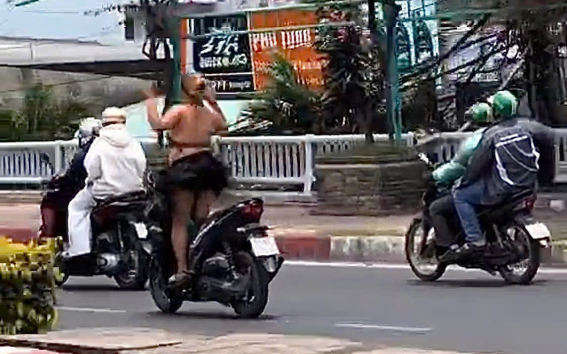 TP HCM: Có thể xử lý cô gái thả 2 tay, uốn éo khi đang chạy xe máy?