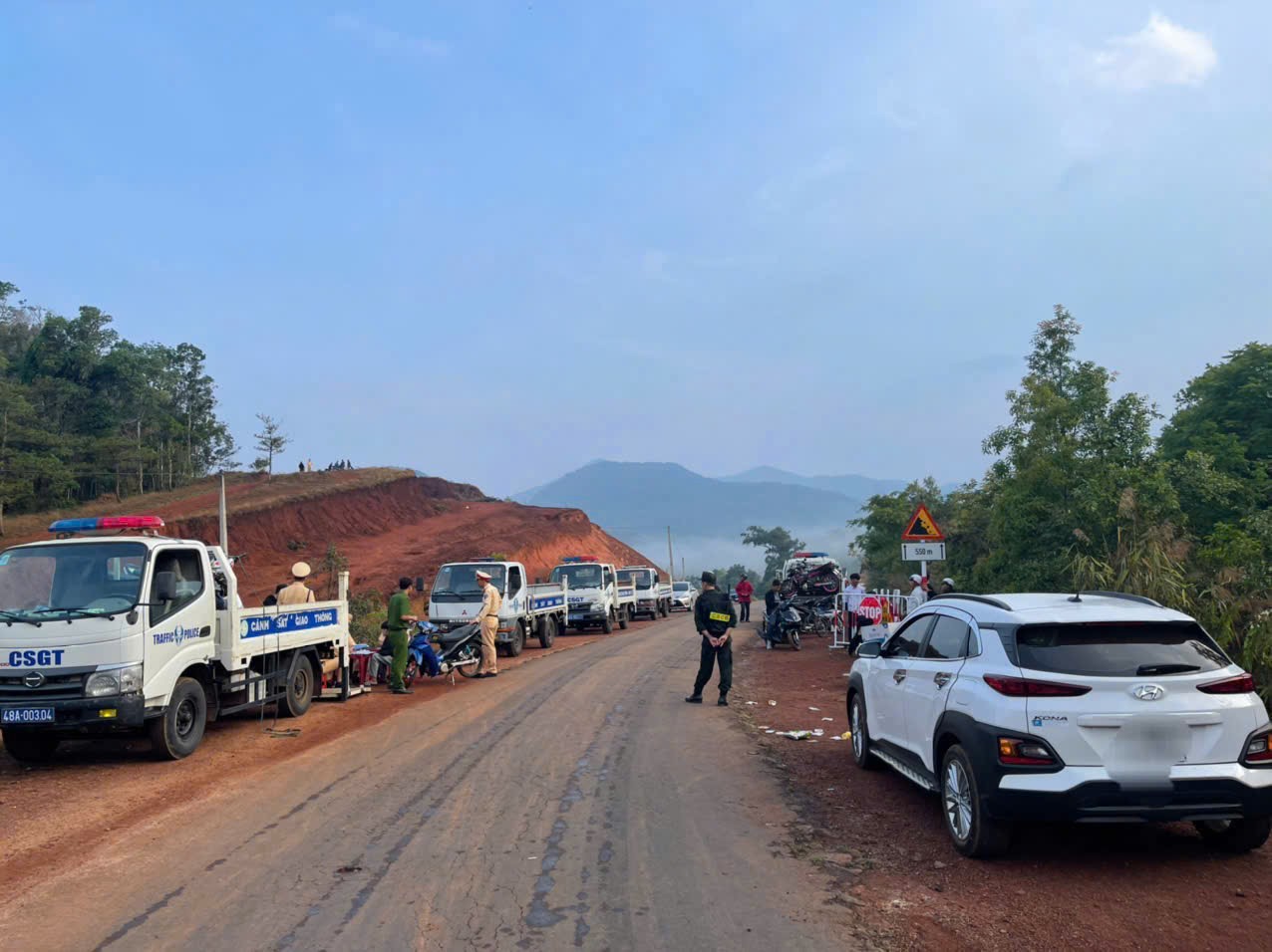 Xử lý 78 thanh thiếu niên vi phạm luật giao thông khi đi "săn mây"- Ảnh 1.