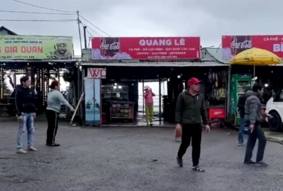 Làm rõ vụ đánh nhau vì giành khách ở đỉnh đèo Hải Vân- Ảnh 1.
