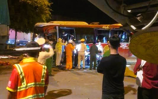 Xe đầu kéo tránh xe đạp lao sang đường tông xe khách, hàng chục người bị thương- Ảnh 3.
