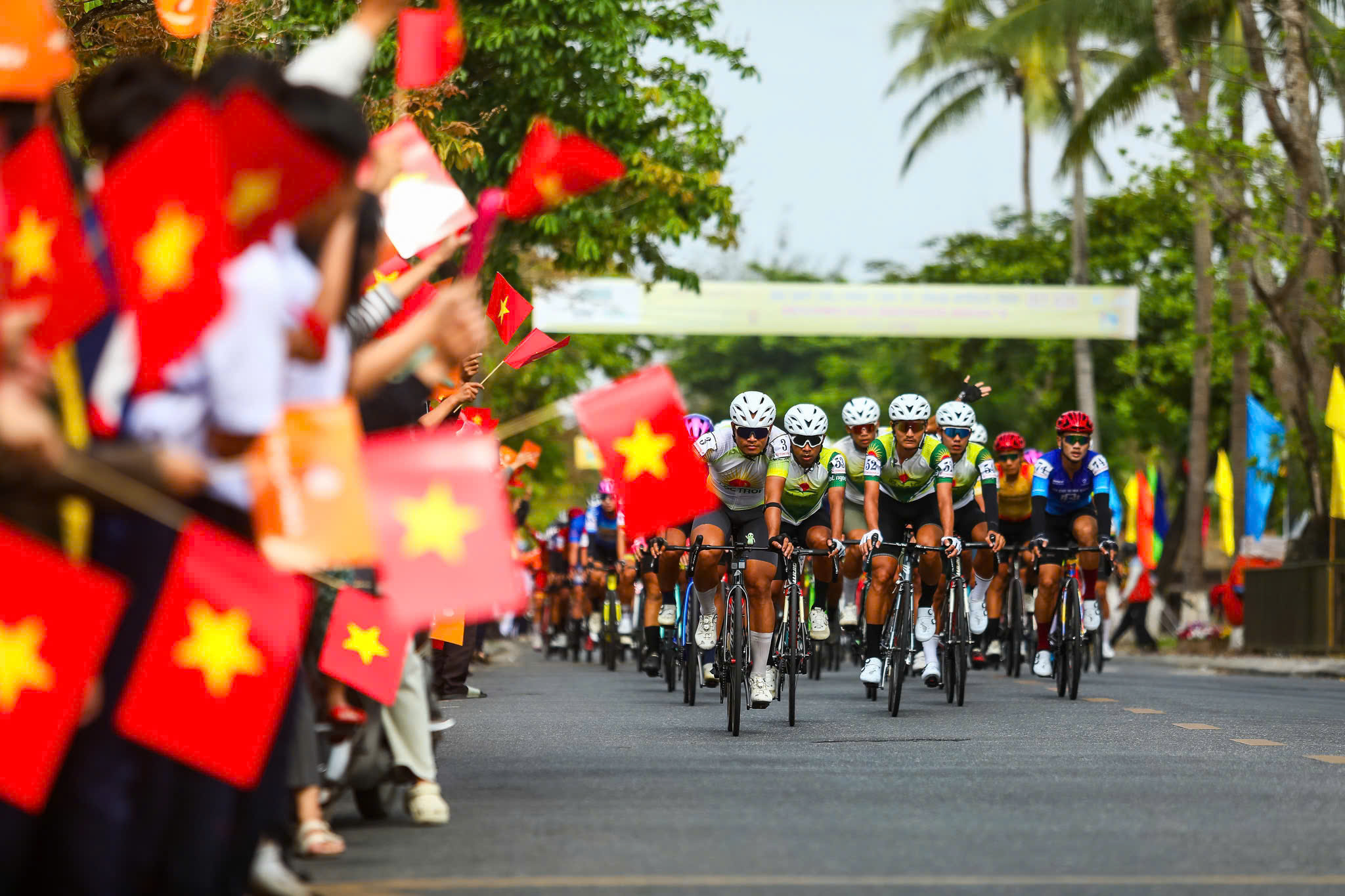 Chặng 11 Cúp truyền hình HTV-Tôn Đông Á 2025: Văn Bình tiếp tục bám sát Nick Kergozou- Ảnh 2.