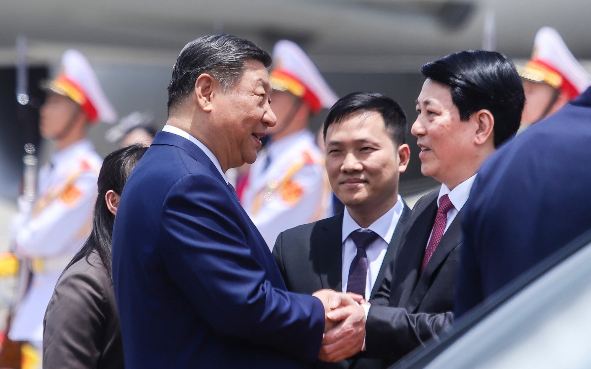 Chủ tịch nước Lương Cường đón Tổng Bí thư, Chủ tịch Trung Quốc Tập Cận Bình tại Nội Bài