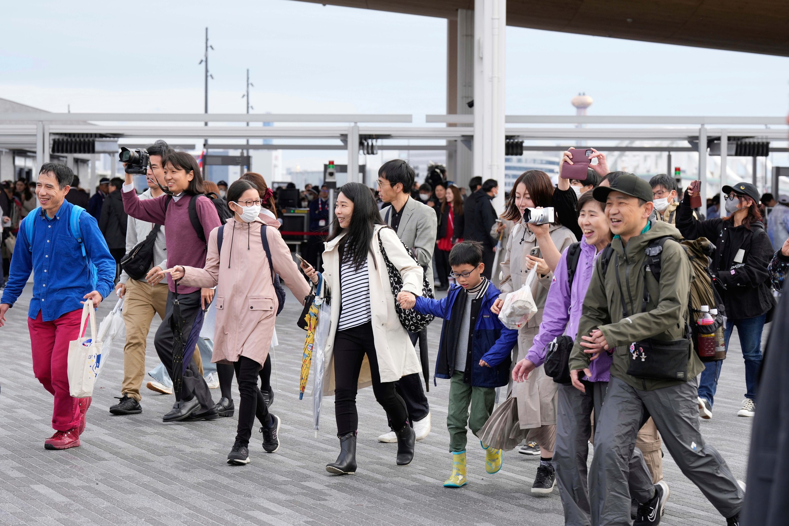 Kh&aacute;ch tham quan tại cuộc triển l&atilde;m Osaka Expo 2025 ở TP Osaka - Nhật Bản h&ocirc;m 13-4 Ảnh: AP