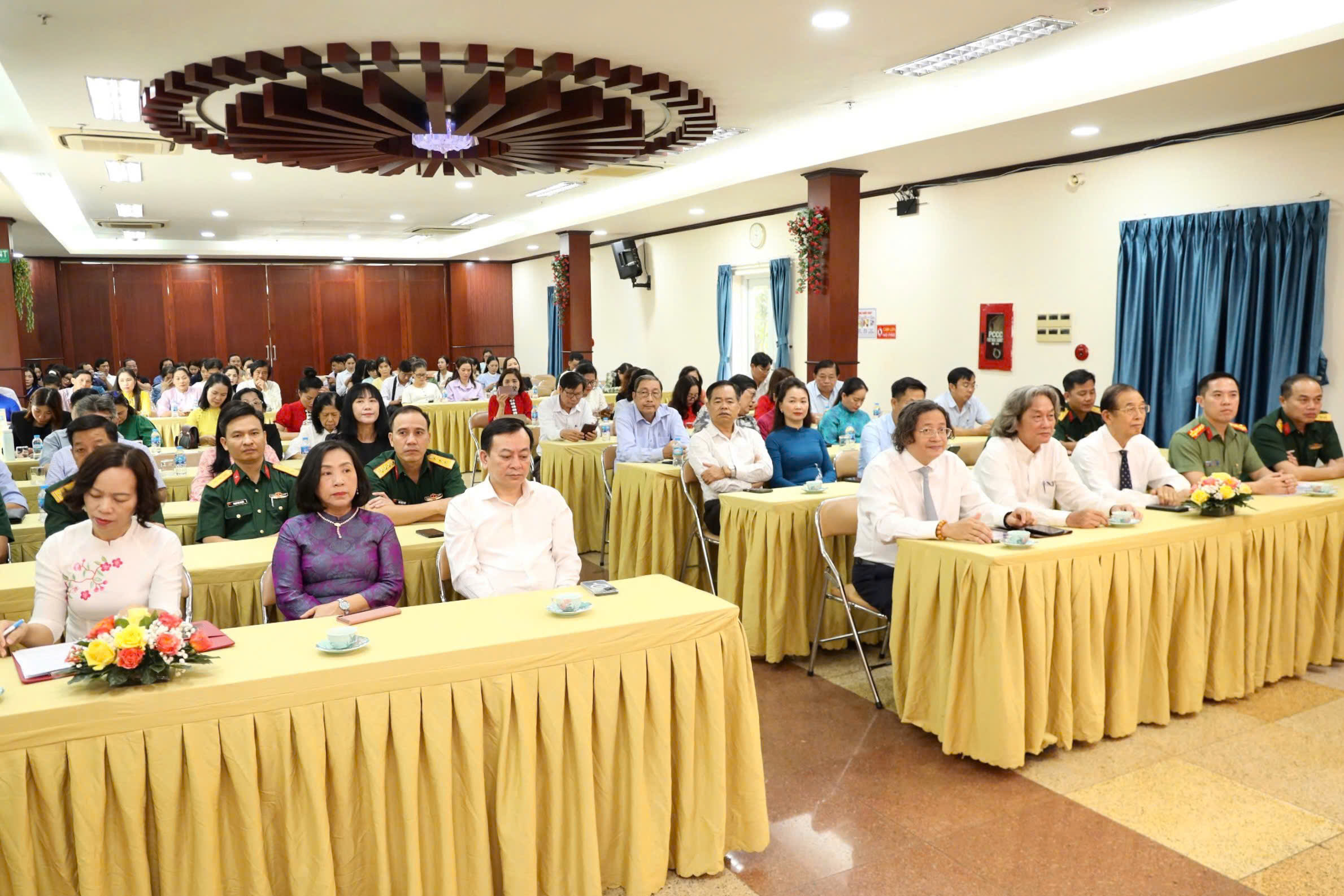Khai mạc triển lãm 2 chuyên đề kỷ niệm 50 năm Ngày Giải phóng miền Nam, thống nhất đất nước- Ảnh 5.