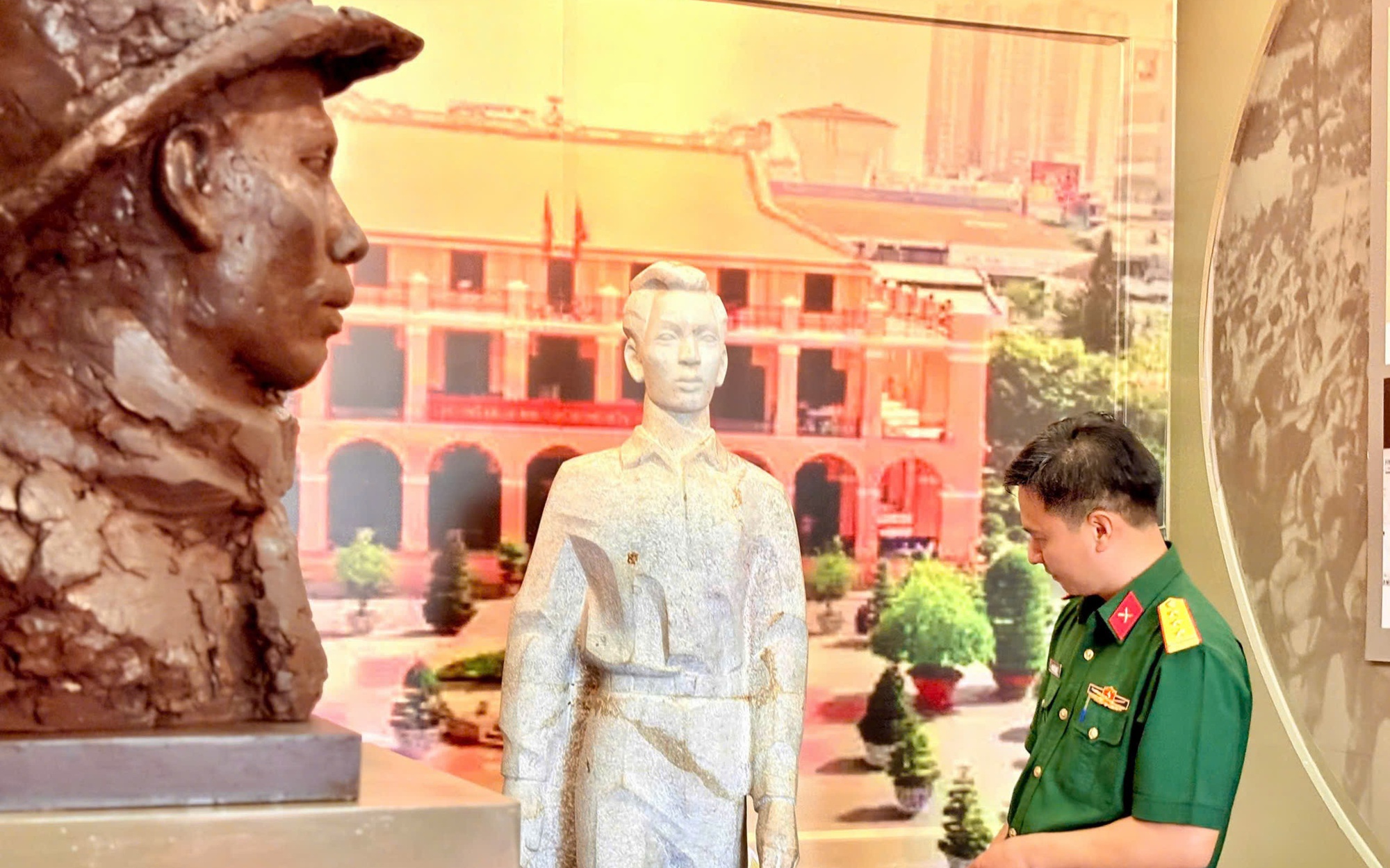 Khai mạc triển lãm 2 chuyên đề kỷ niệm 50 năm Ngày Giải phóng miền Nam, thống nhất đất nước