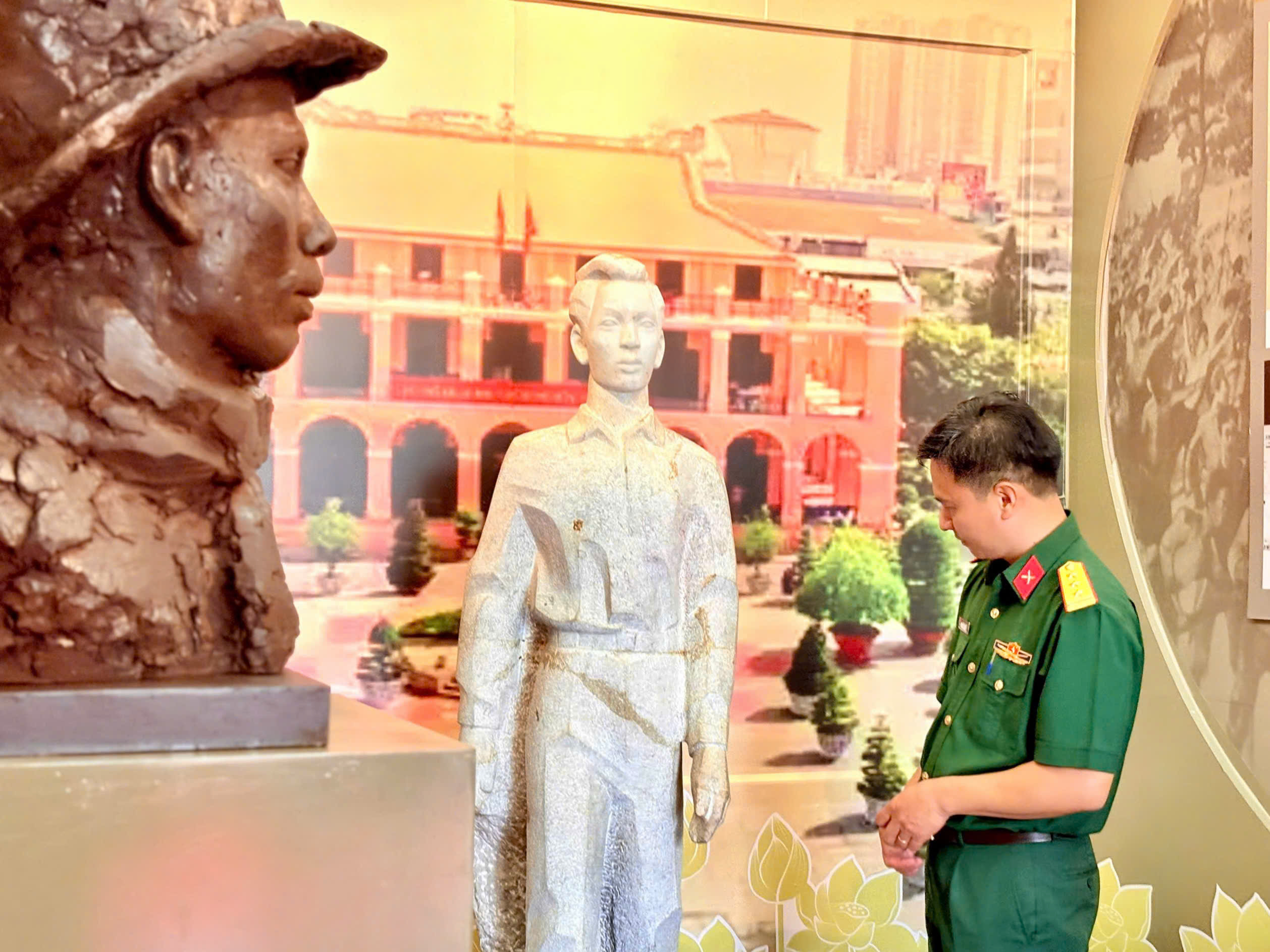 Khai mạc triển lãm 2 chuyên đề kỷ niệm 50 năm Ngày Giải phóng miền Nam, thống nhất đất nước- Ảnh 8.