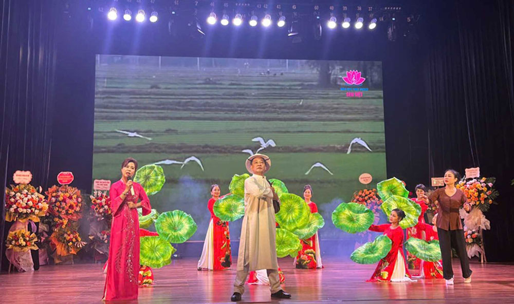 Tiết mục tái hiện hình ảnh Nguyễn Tất Thành ra đi tìm đường cứu nước. Ảnh: UNESCO Sen Việt