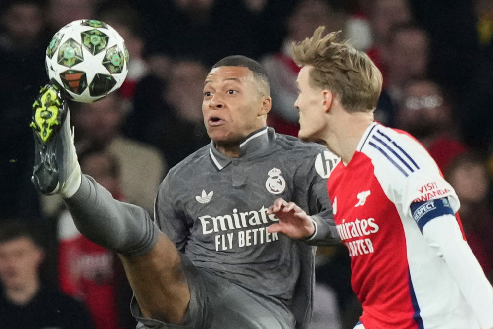 Kylian Mbapp&eacute; (tr&aacute;i) sẽ l&agrave; t&acirc;m điểm tr&ecirc;n h&agrave;ng c&ocirc;ng Real Madrid sau khi tịt ng&ograve;i ở lượt đi v&agrave; cuối tuần qua nhận thẻ đỏ ở La Liga v&igrave; chơi xấu. Ảnh: AP