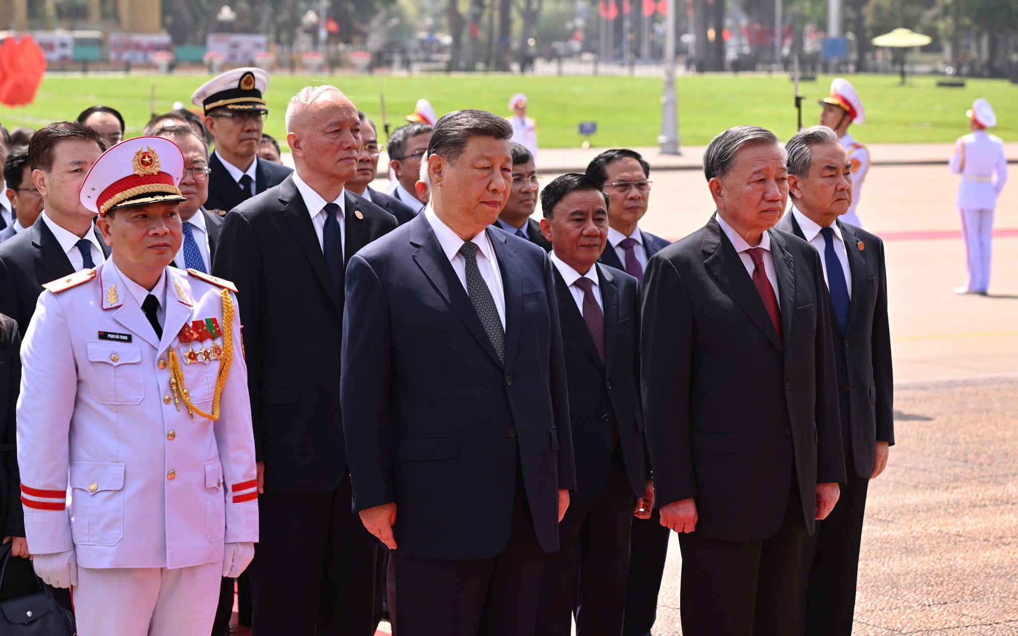 Tổng Bí thư Tô Lâm và Tổng Bí thư, Chủ tịch Trung Quốc Tập Cận Bình viếng Chủ tịch Hồ Chí Minh