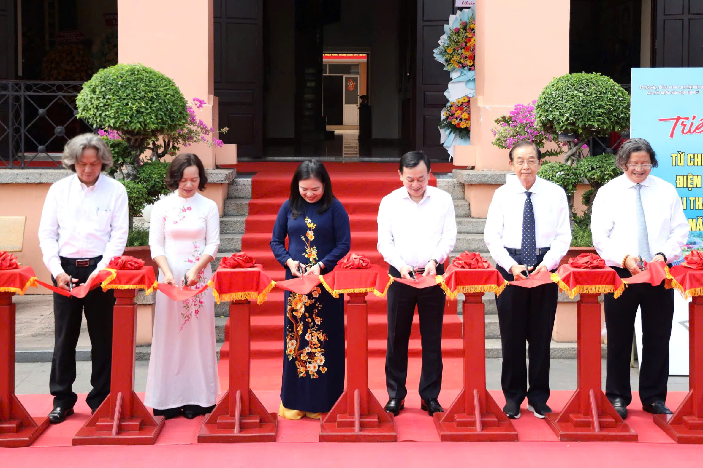 Khai mạc triển lãm 2 chuyên đề kỷ niệm 50 năm Ngày Giải phóng miền Nam, thống nhất đất nước- Ảnh 1.
