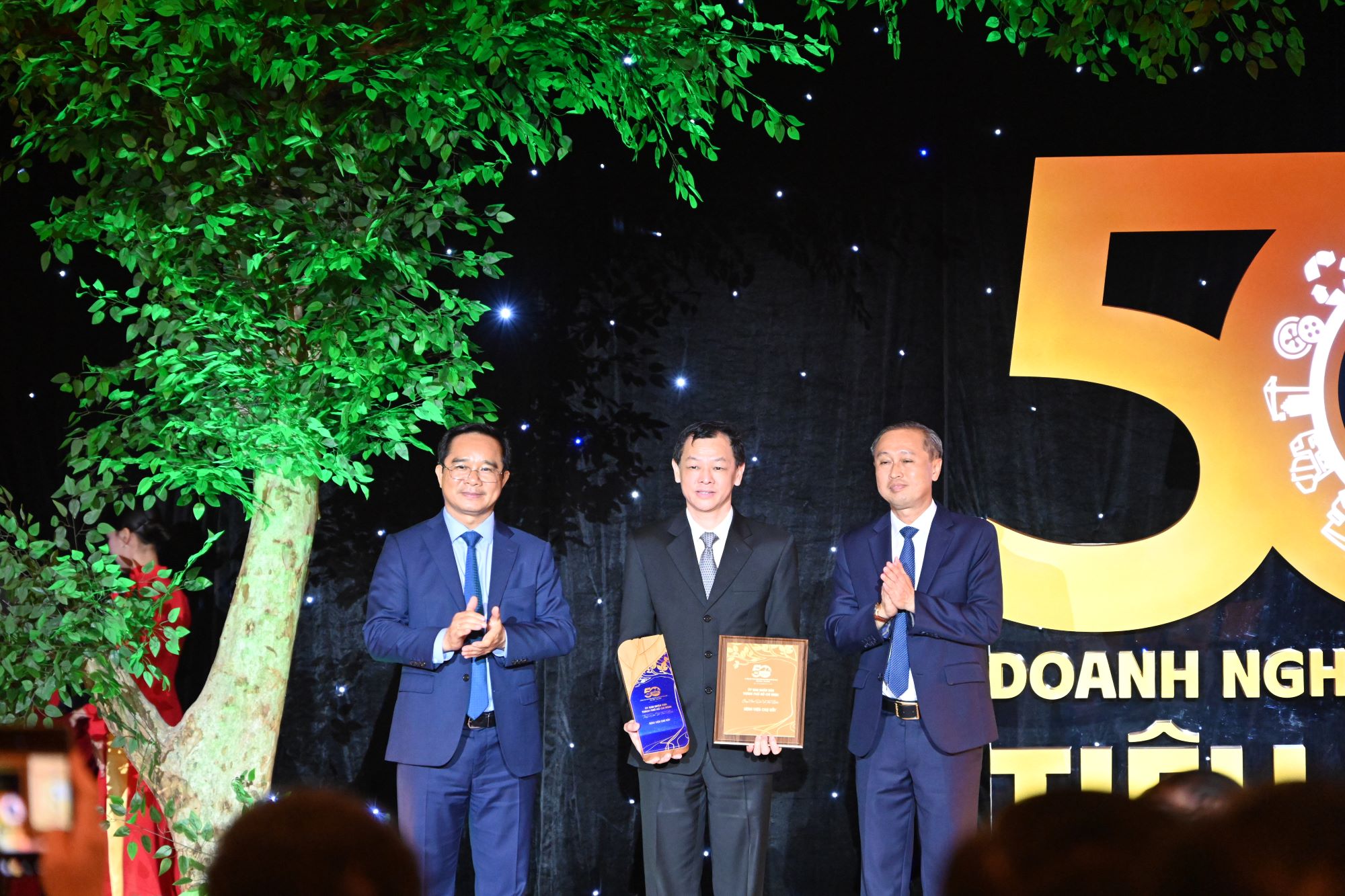 TP HCM tôn vinh 50 đơn vị, doanh nghiệp đóng góp 10.500 tỉ đồng ngân sách- Ảnh 1.