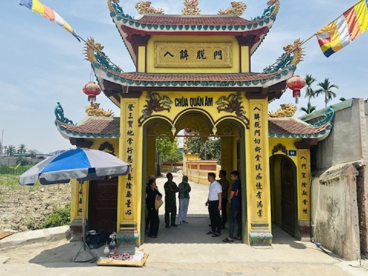 Ph&aacute;t hiện thi thể trẻ sơ sinh c&ograve;n nguy&ecirc;n d&acirc;y rốn trước cổng ch&ugrave;a- Ảnh 1.