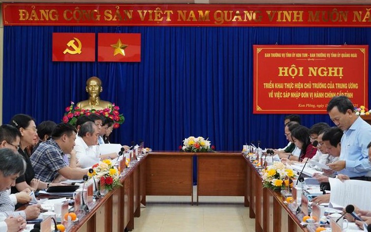 Quảng Ng&atilde;i v&agrave; Kon Tum thống nhất tr&igrave;nh Trung ương đề &aacute;n s&aacute;p nhập trước 1-5
