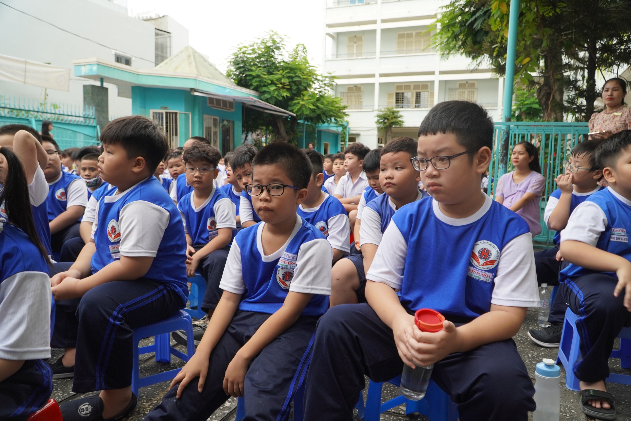 Thời khóa biểu tiểu học: Không bắt buộc sáng 4 tiết, chiều 3 tiết- Ảnh 1.