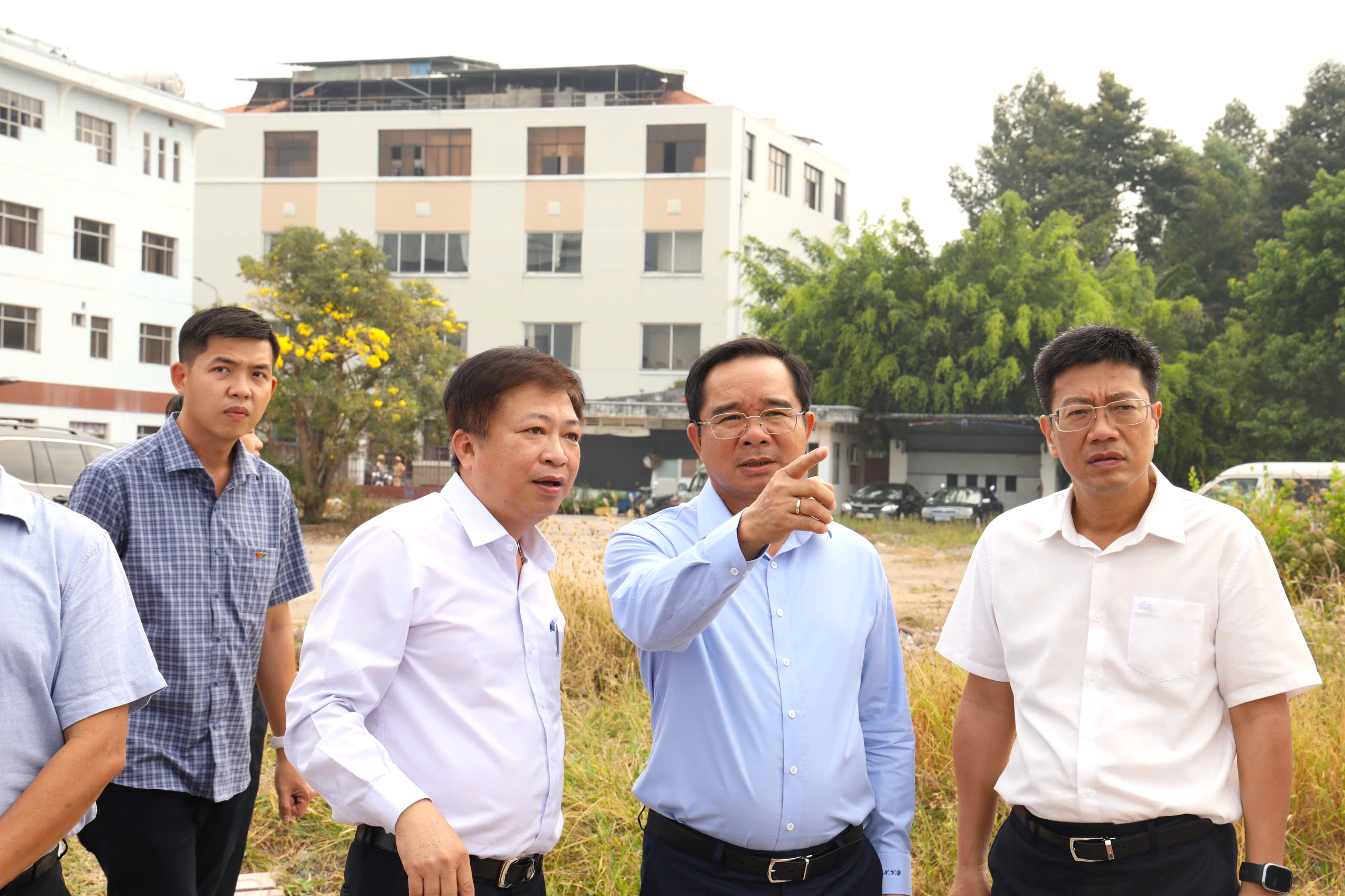 Chủ tịch UBND TP HCM: Ưu ti&ecirc;n di dời gần 15.000 hộ ven k&ecirc;nh quận 8- Ảnh 1.
