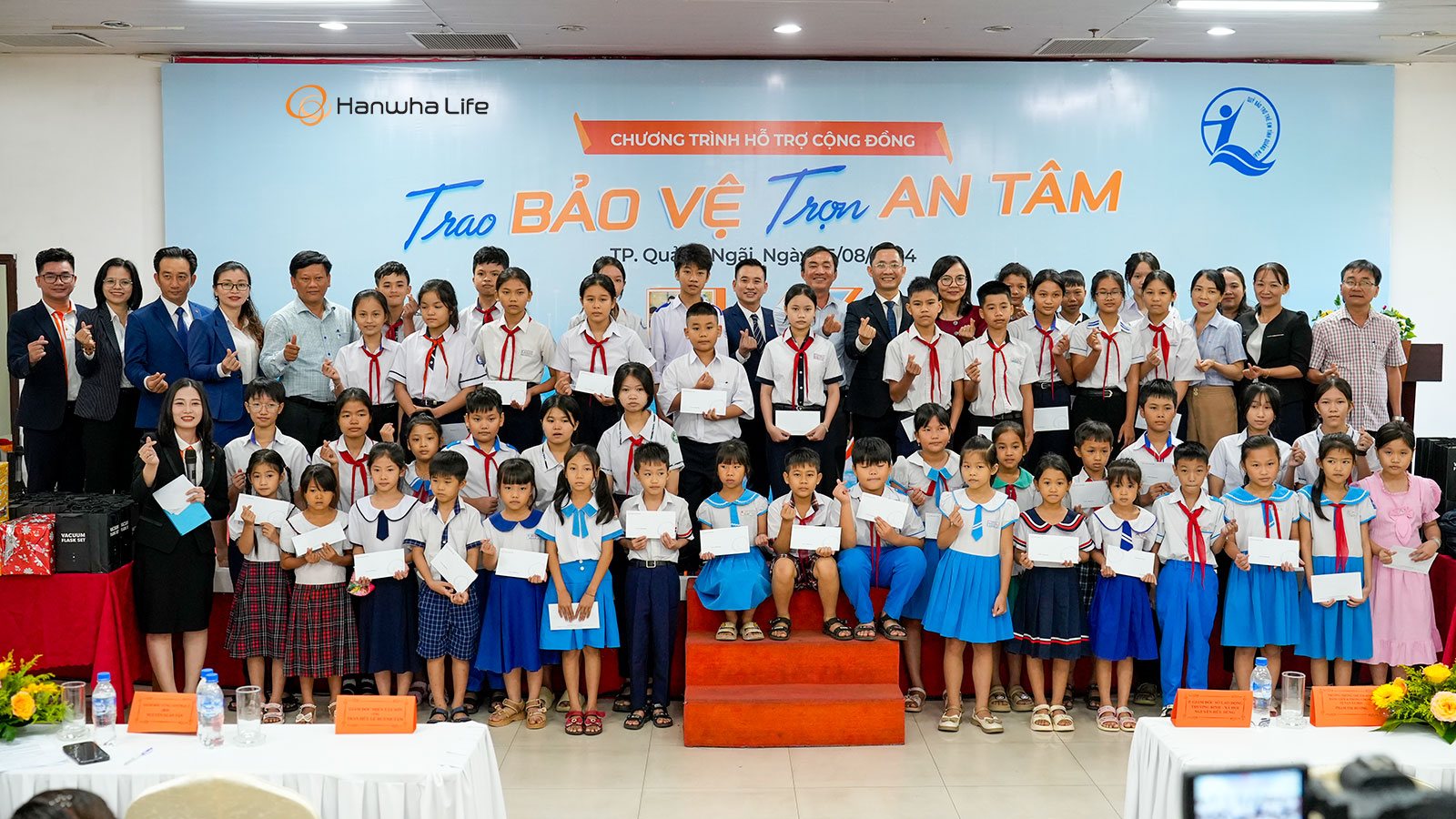 S&aacute;ng ng&agrave;y 25/8 &ndash; TP. Quảng Ng&atilde;i 50 suất học bổng, mỗi suất trị gi&aacute; 1.000.000 VNĐ được trao cho c&aacute;c em em học sinh c&oacute; ho&agrave;n cảnh kh&oacute; khăn, đạt th&agrave;nh t&iacute;ch học tập tốt. 