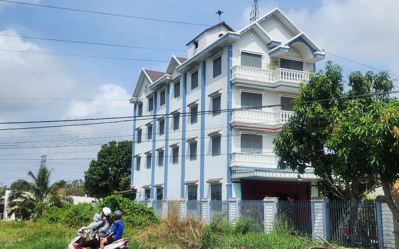 Cận cảnh tòa nhà 4 tầng chễm chệ trên đất trồng lúa ở Kiên Giang