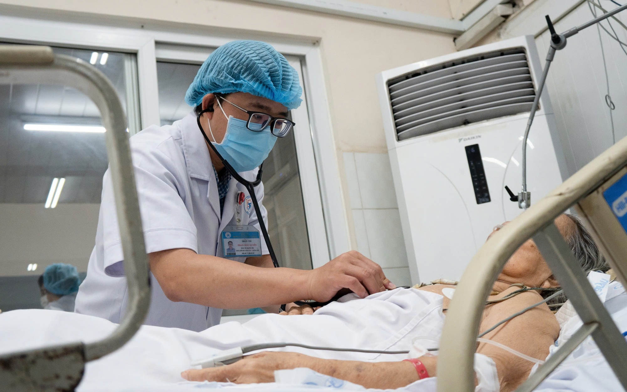 Cụ bà suýt mất mạng vì hóc khi ăn xoài