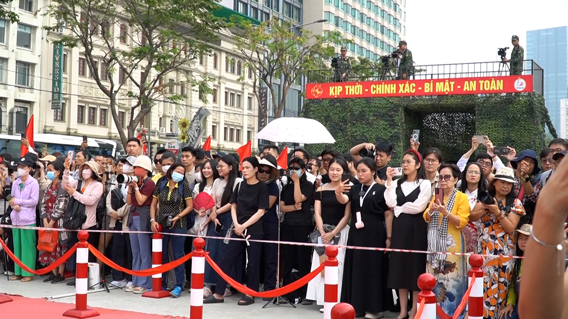 VIDEO: H&agrave;ng ng&agrave;n người d&acirc;n TP HCM phấn kh&iacute;ch khi chứng kiến bắn đại b&aacute;c tại bến Bạch Đằng- Ảnh 3.
