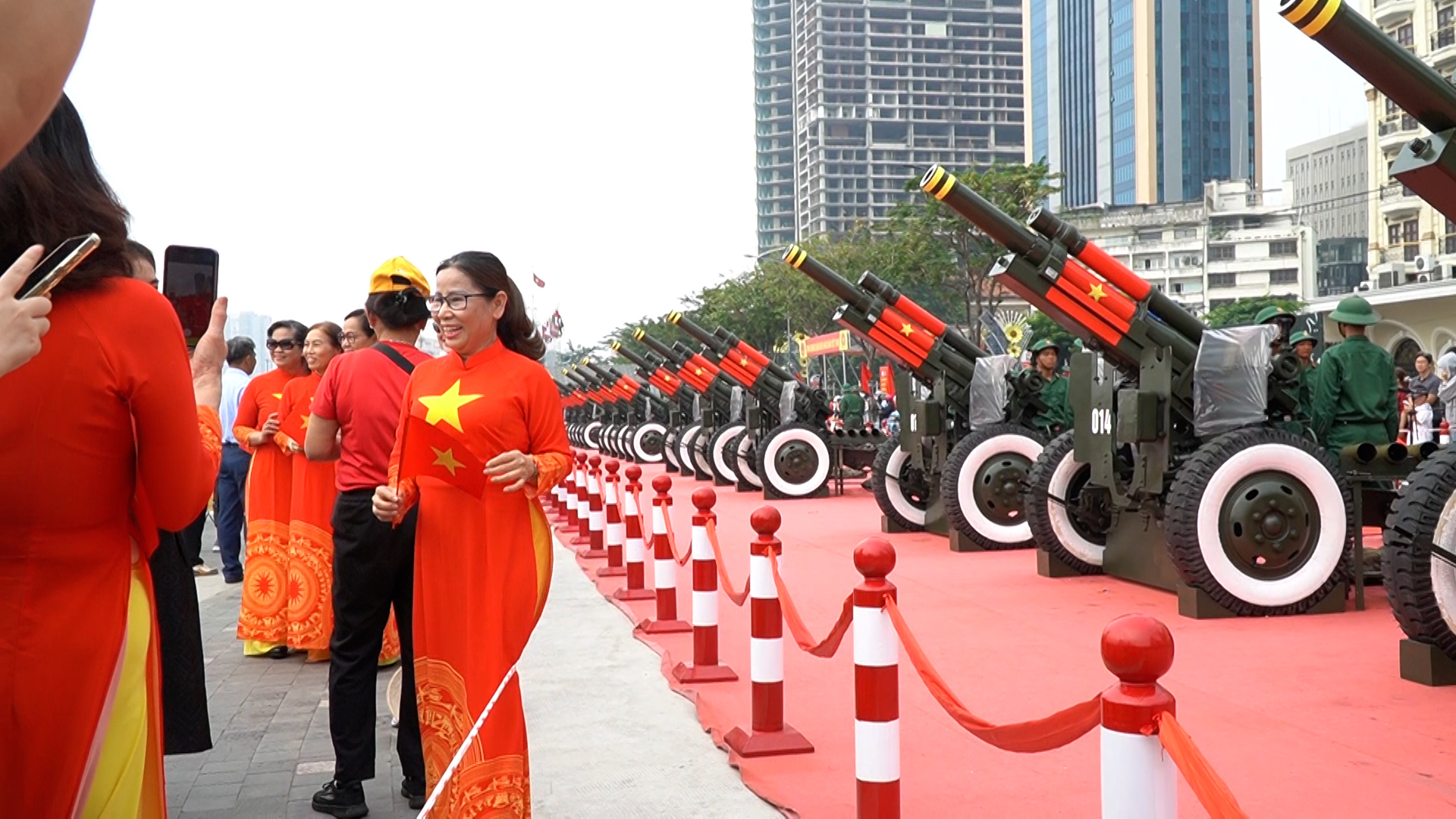 VIDEO: H&agrave;ng ng&agrave;n người d&acirc;n TP HCM phấn kh&iacute;ch khi chứng kiến bắn đại b&aacute;c tại bến Bạch Đằng- Ảnh 5.
