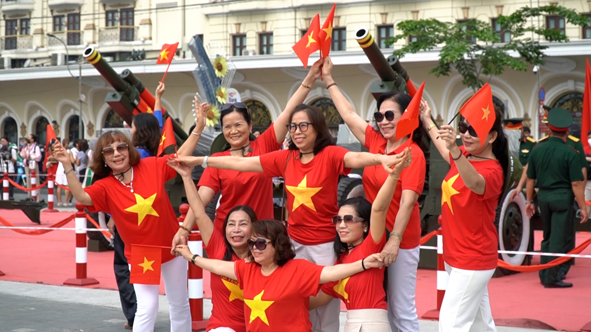 VIDEO: H&agrave;ng ng&agrave;n người d&acirc;n TP HCM phấn kh&iacute;ch khi chứng kiến bắn đại b&aacute;c tại bến Bạch Đằng- Ảnh 4.