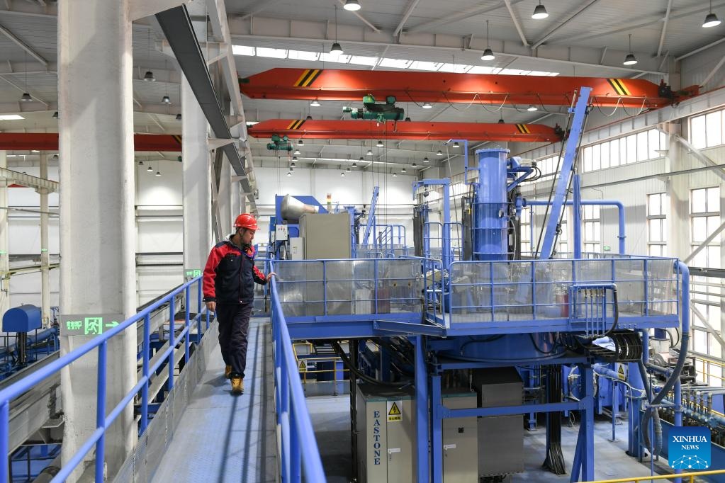 Một công nhân tại nhà máy của Công ty JL MAG Rare Earth (Baotou) chuyên khai thác đất hiếm tại TP Bao Đầu, Khu tự trị Nội Mông - Trung Quốc Ảnh: TÂN HOA XÃ